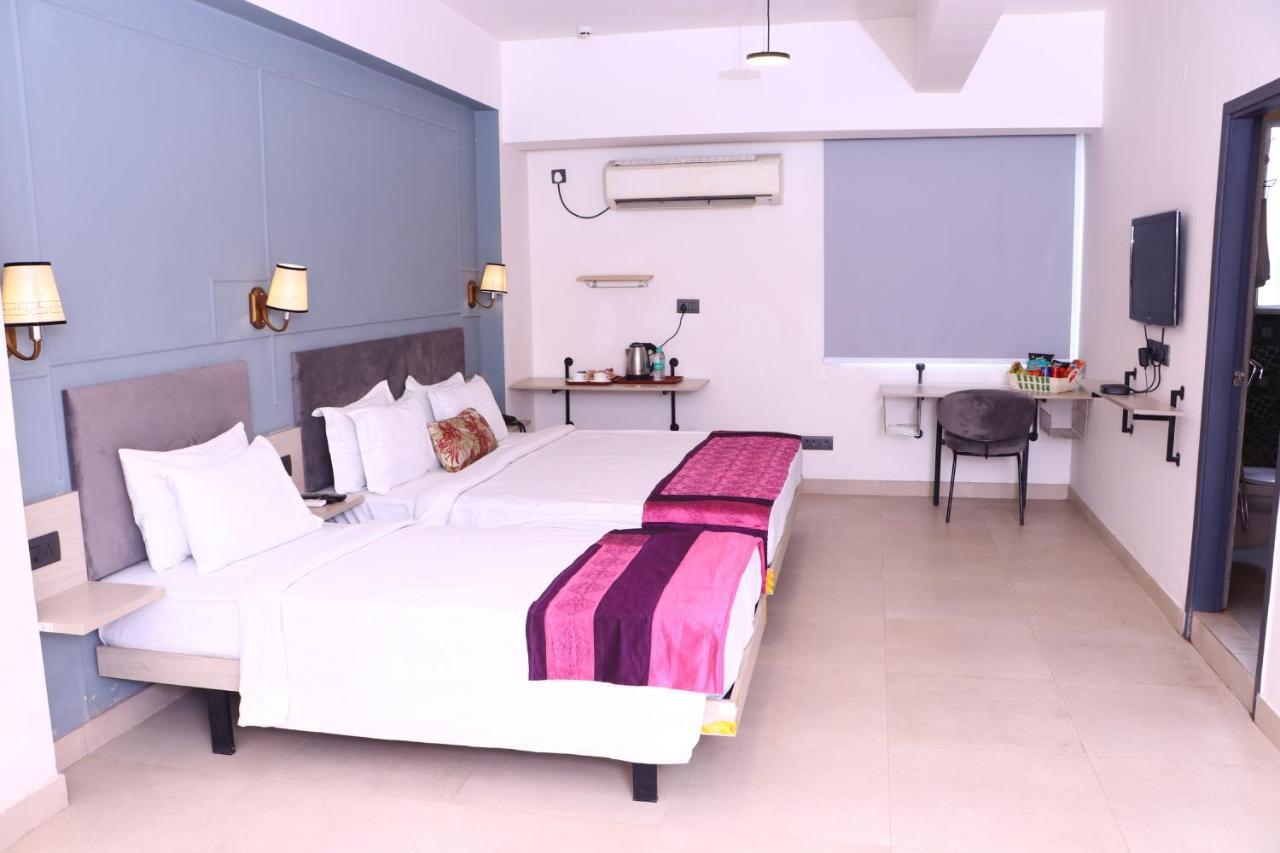 Virohaa Garden Hotel Ghaziabad Esterno foto