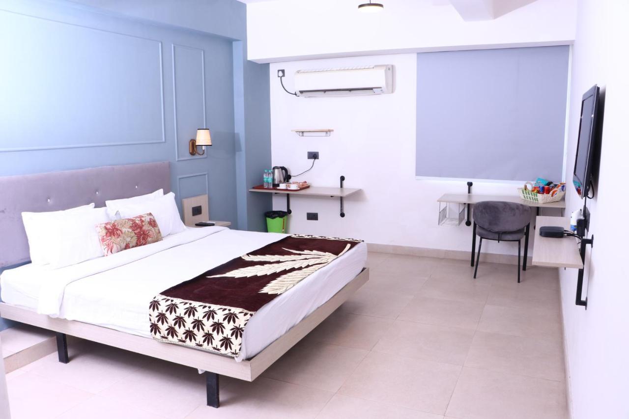 Virohaa Garden Hotel Ghaziabad Esterno foto