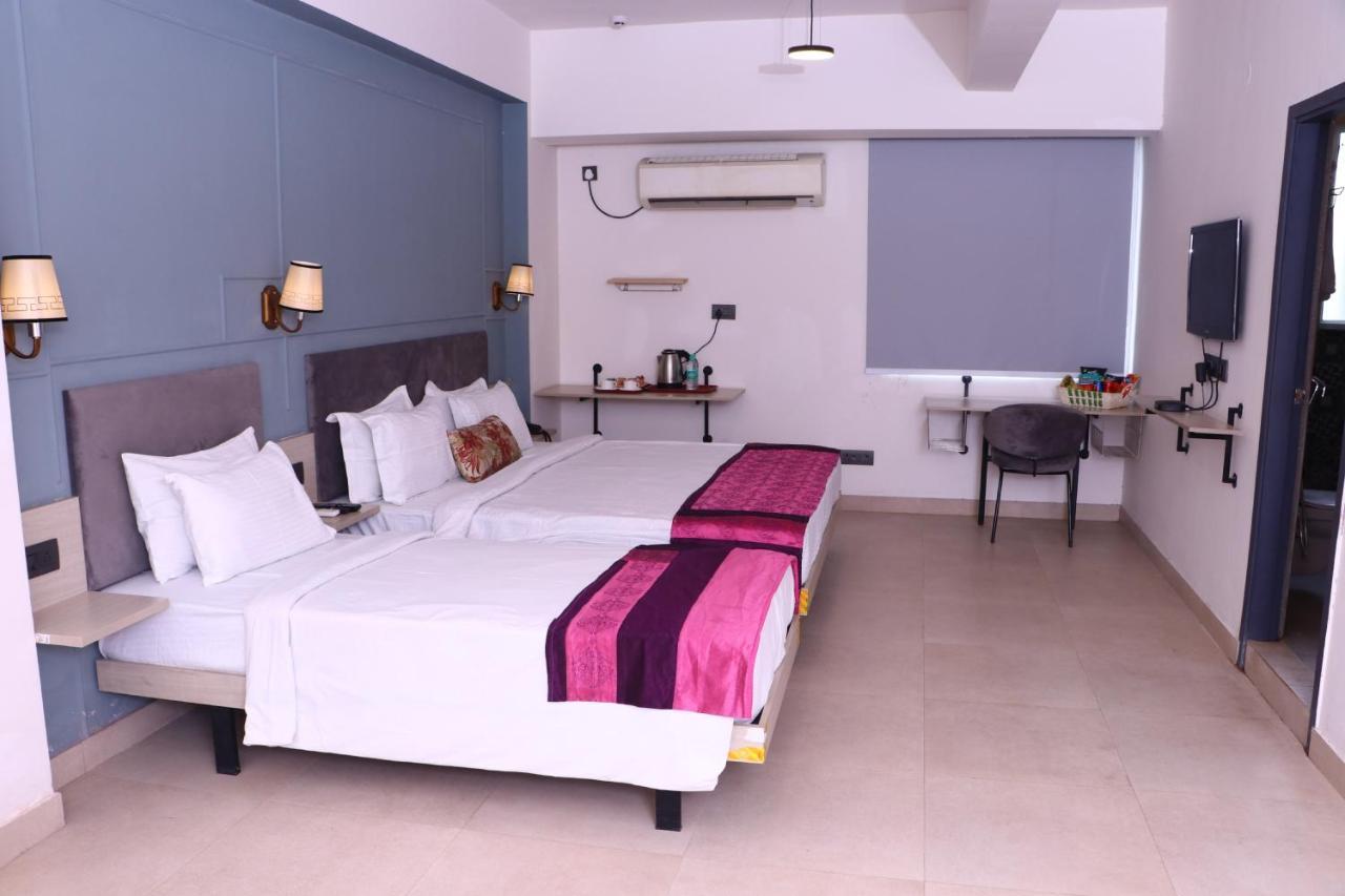 Virohaa Garden Hotel Ghaziabad Esterno foto