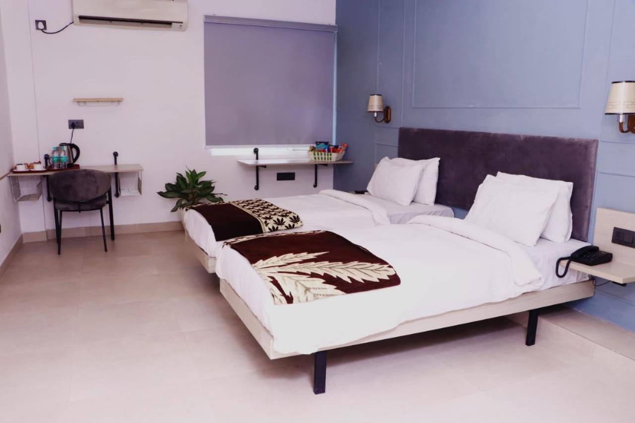 Virohaa Garden Hotel Ghaziabad Esterno foto