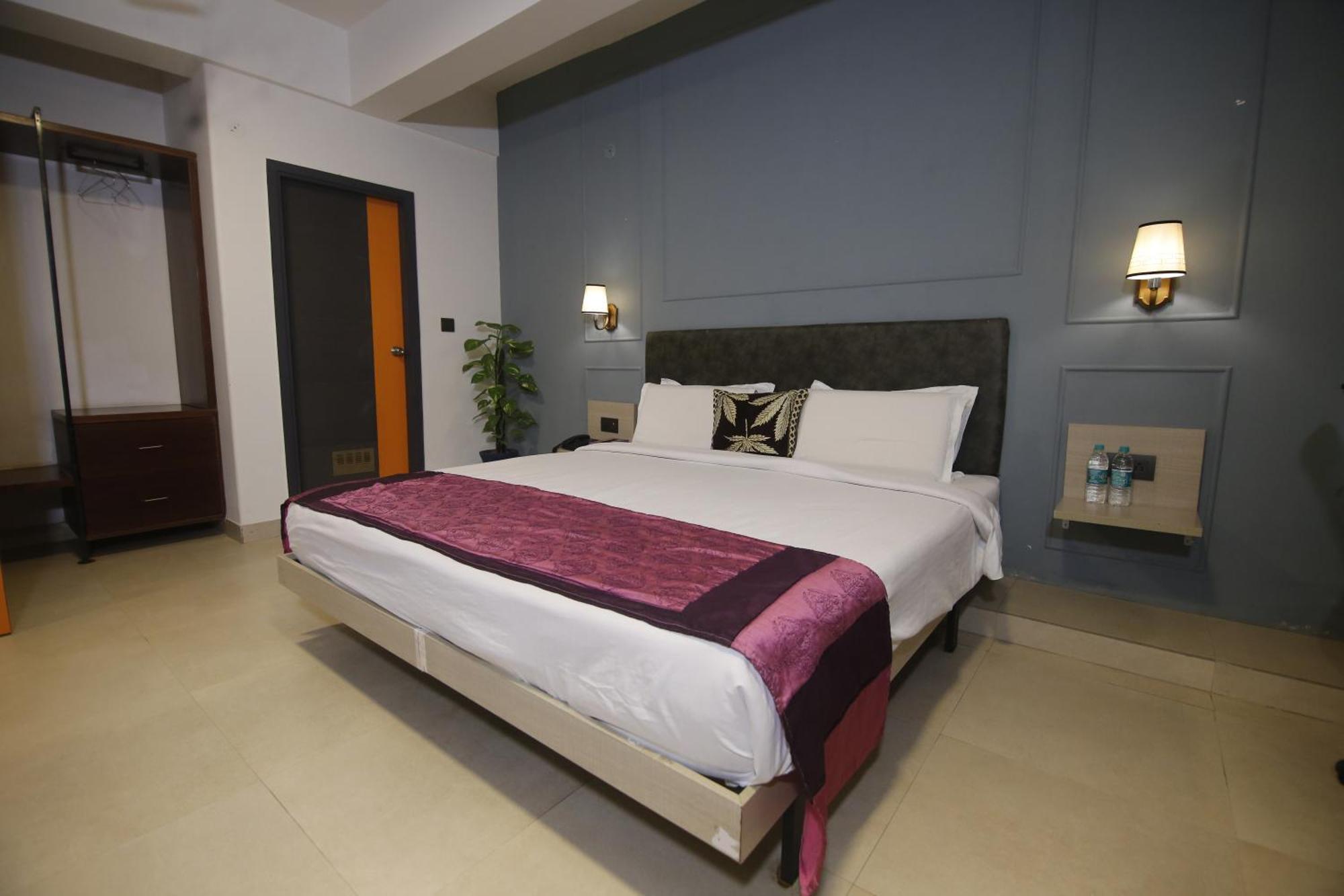 Virohaa Garden Hotel Ghaziabad Esterno foto