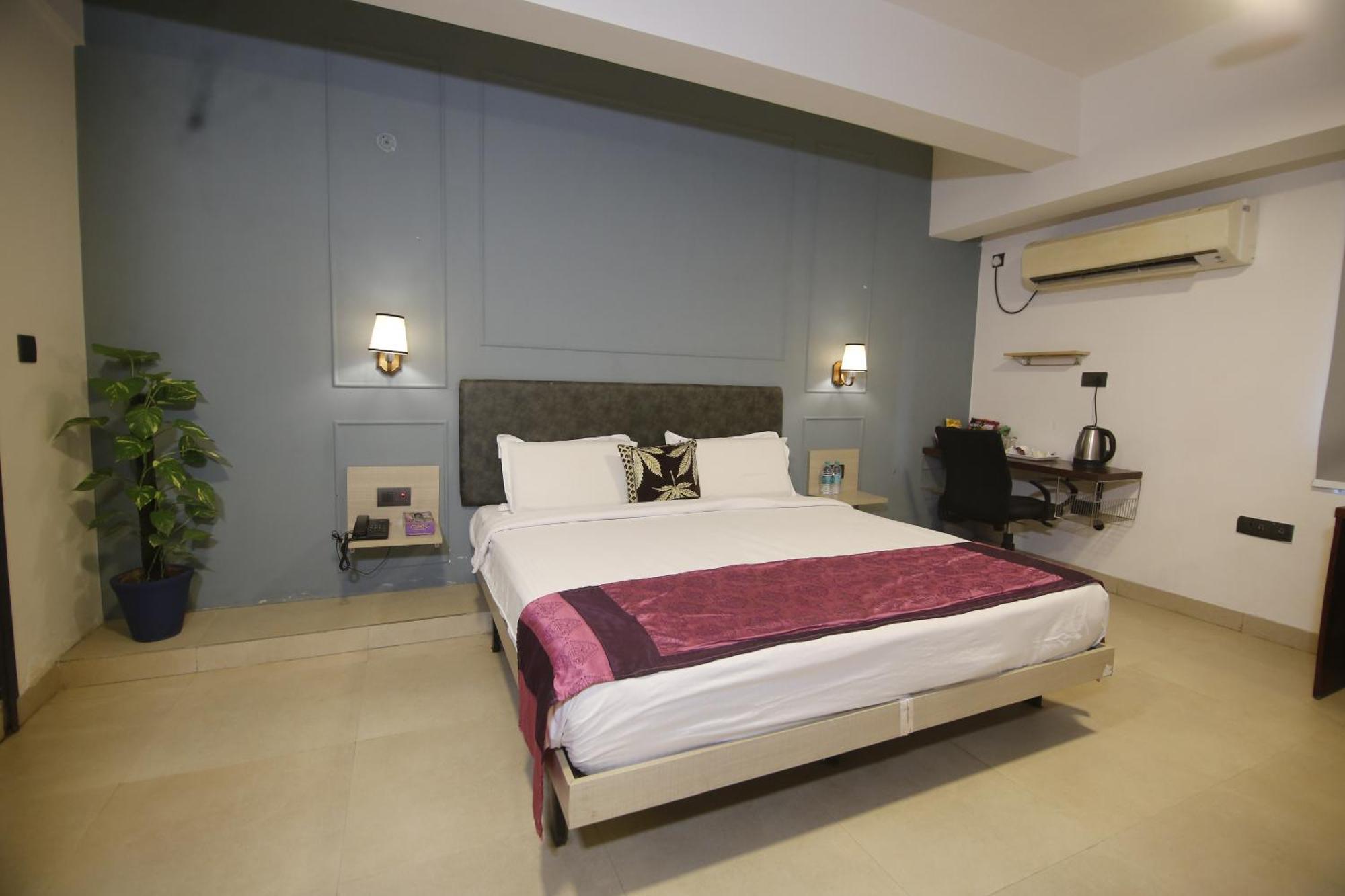 Virohaa Garden Hotel Ghaziabad Esterno foto